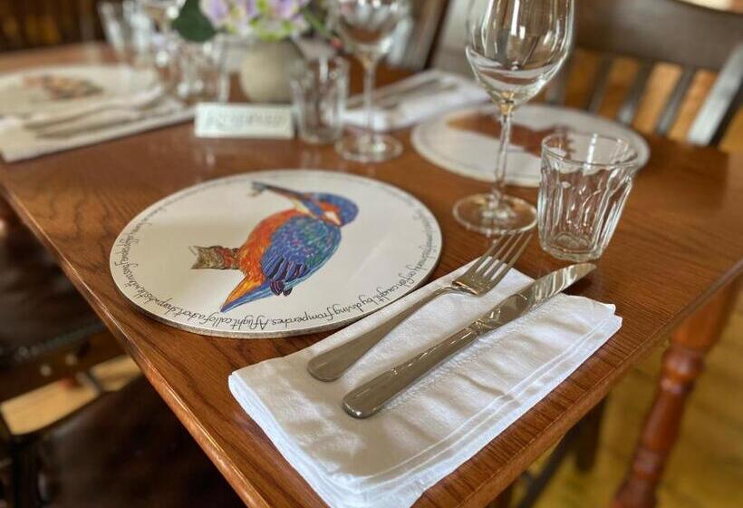 Отель The Gordon Arms Restaurant With Rooms