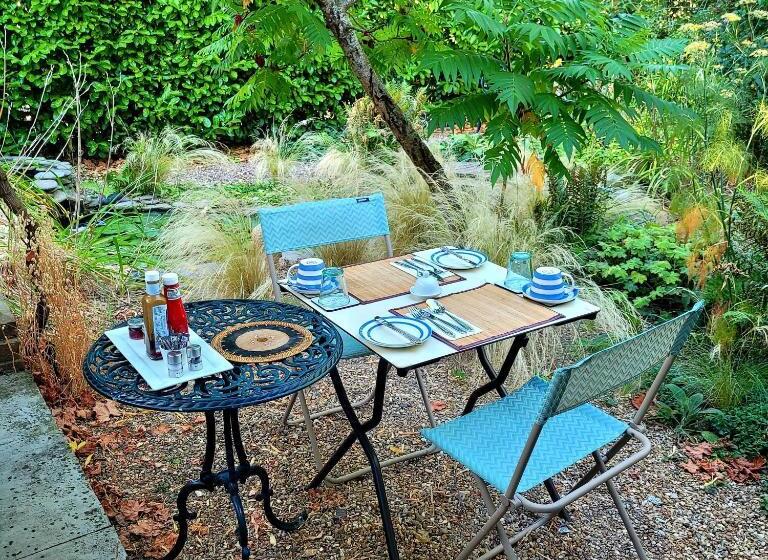 هتل The Old School B&b