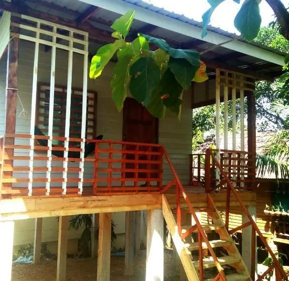 Lomakeskus Hutyee Boat Bungalow
