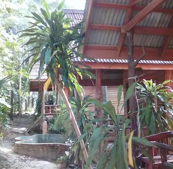 Lomakeskus Hutyee Boat Bungalow