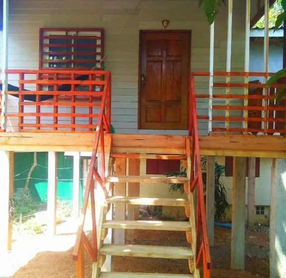 Lomakeskus Hutyee Boat Bungalow