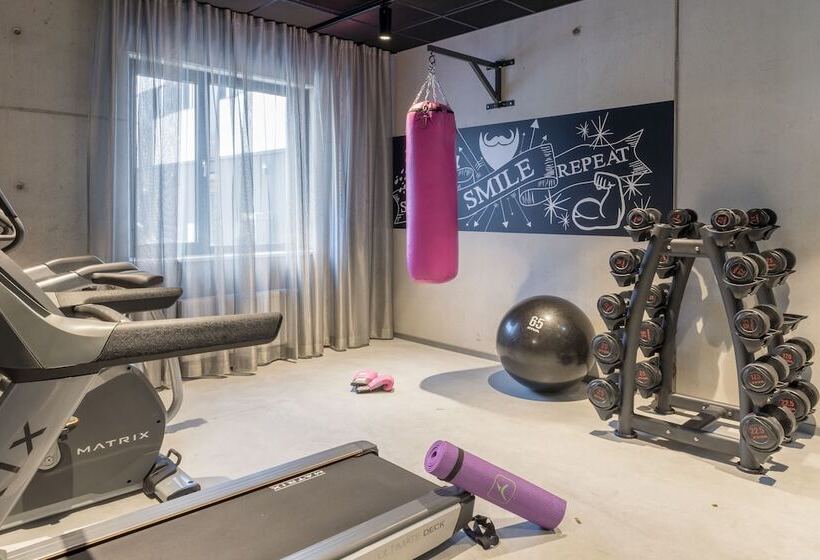 Отель Moxy Glasgow Merchant City