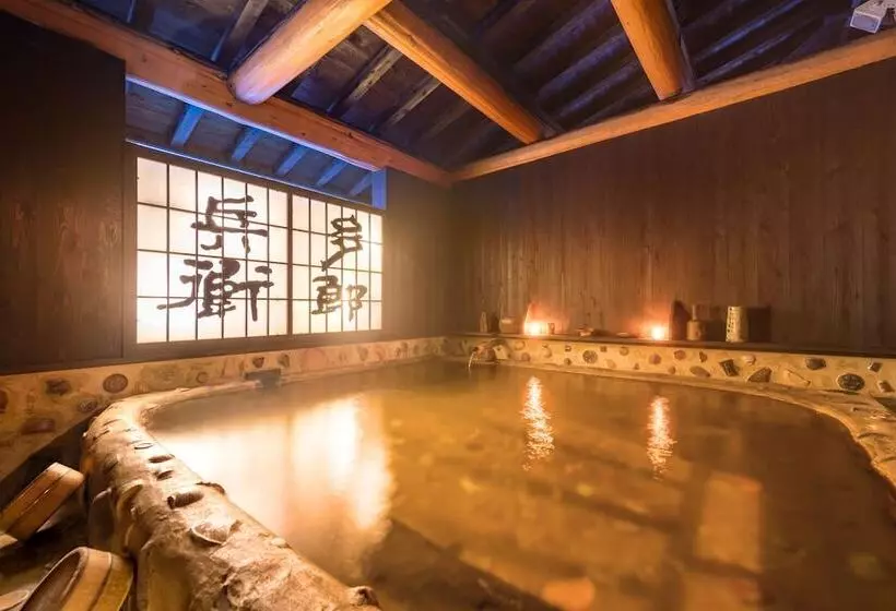 Hotelli Ryokan Tarobee