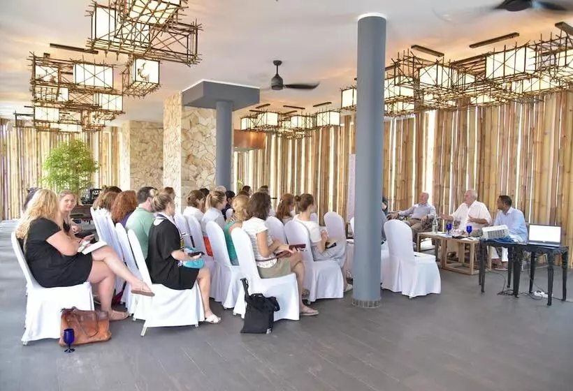 Hotelli Emerald Maldives Resort & Spa   All Inclusive