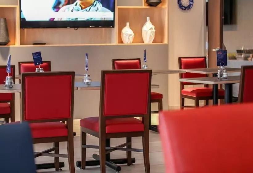 Hotelli Holiday Inn Express & Suites Nashville North   Springfield, An Ihg