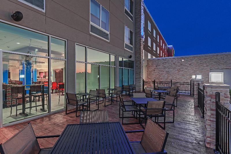 בית מלון כפרי Holiday Inn Express & Suites Tulsa South   Woodland Hills, An Ihg