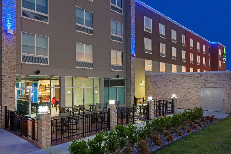 בית מלון כפרי Holiday Inn Express & Suites Tulsa South   Woodland Hills, An Ihg