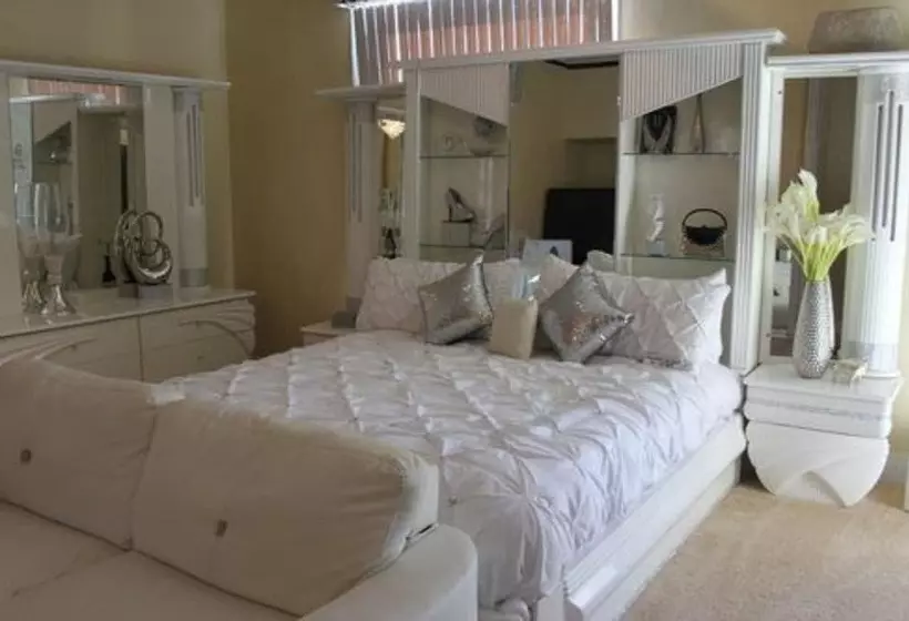 Hotelli Central West End B&b