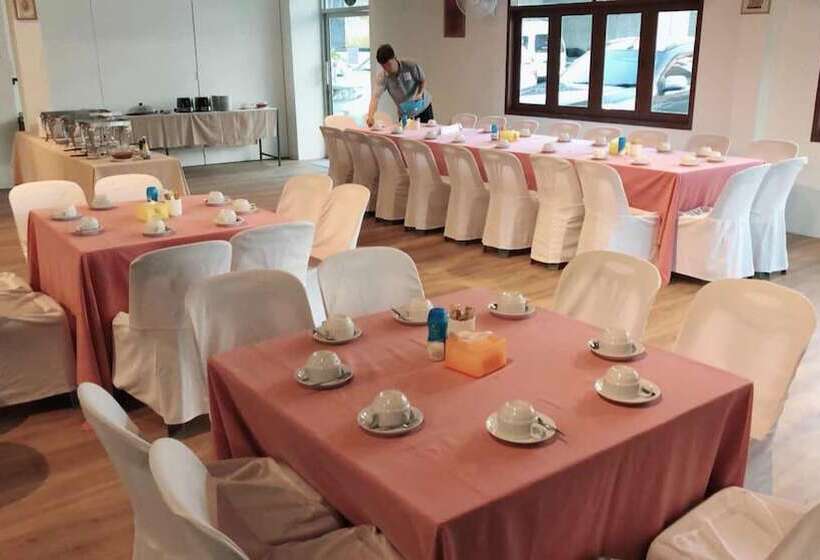 Отель Sinkiat Thani