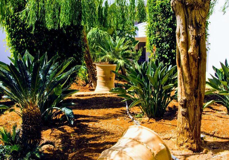 Yiannis Manos Hotel Resort