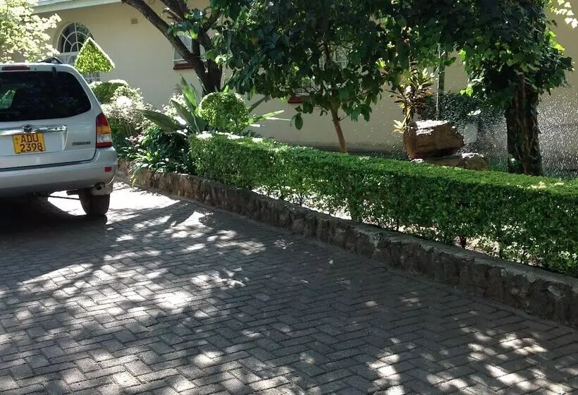 هتل Lynn S Guest House