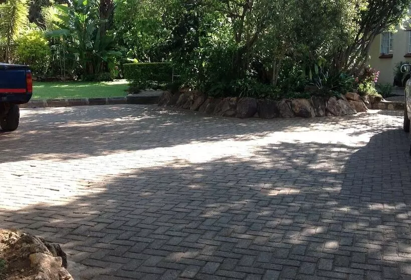 هتل Lynn S Guest House