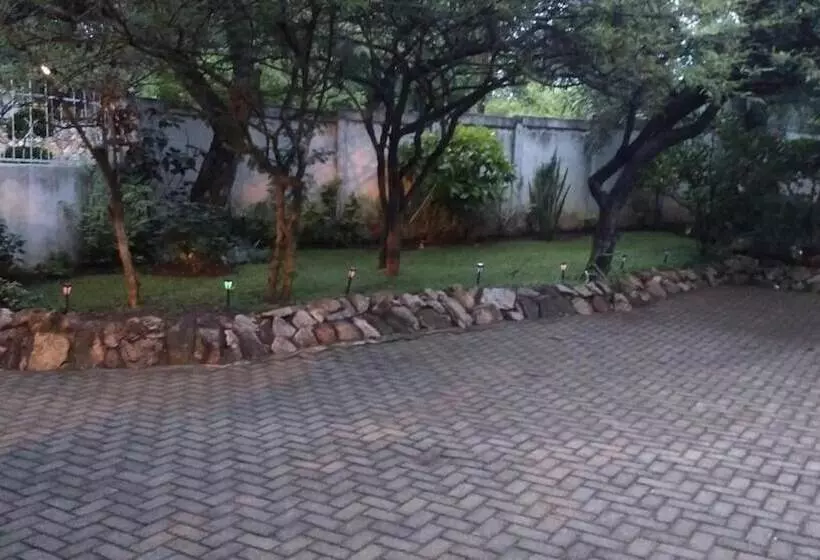 هتل Lynn S Guest House