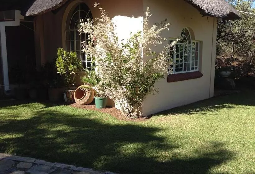 هتل Lynn S Guest House