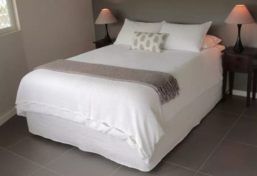 هتل Villa Apartments Westside