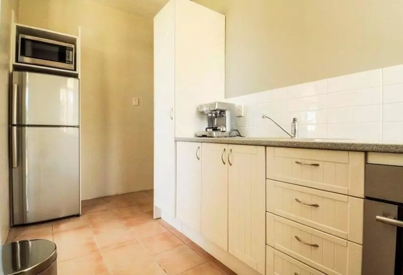 هتل Villa Apartments Westside