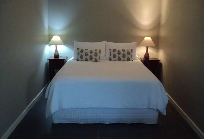 هتل Villa Apartments Westside