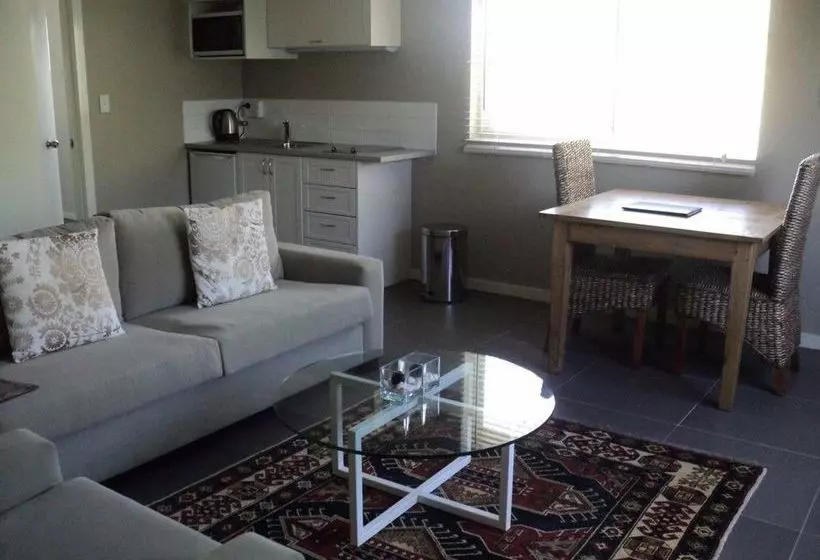 هتل Villa Apartments Westside