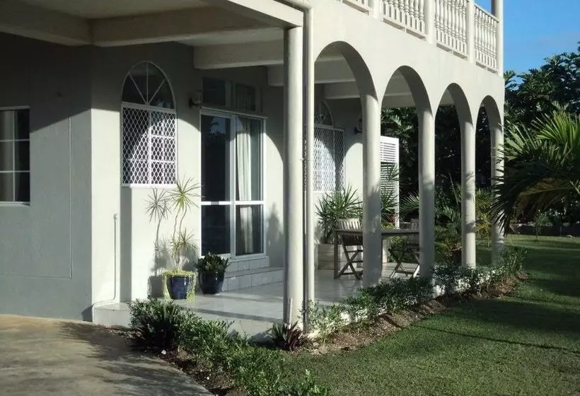 هتل Villa Apartments Westside