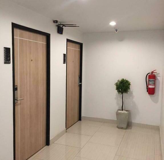 هتل Live At Home Sukhumvit 105