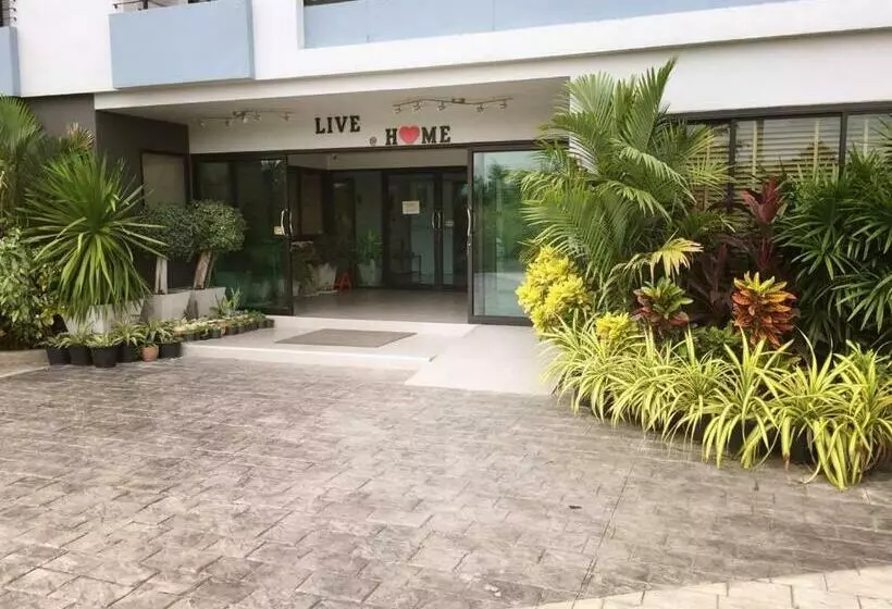 هتل Live At Home Sukhumvit 105