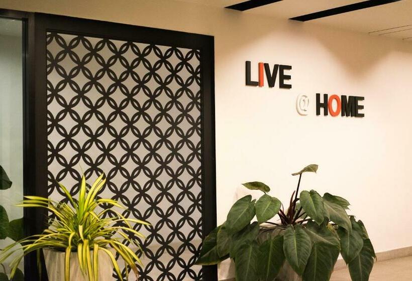 هتل Live At Home Sukhumvit 105