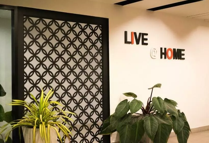 هتل Live At Home Sukhumvit 105