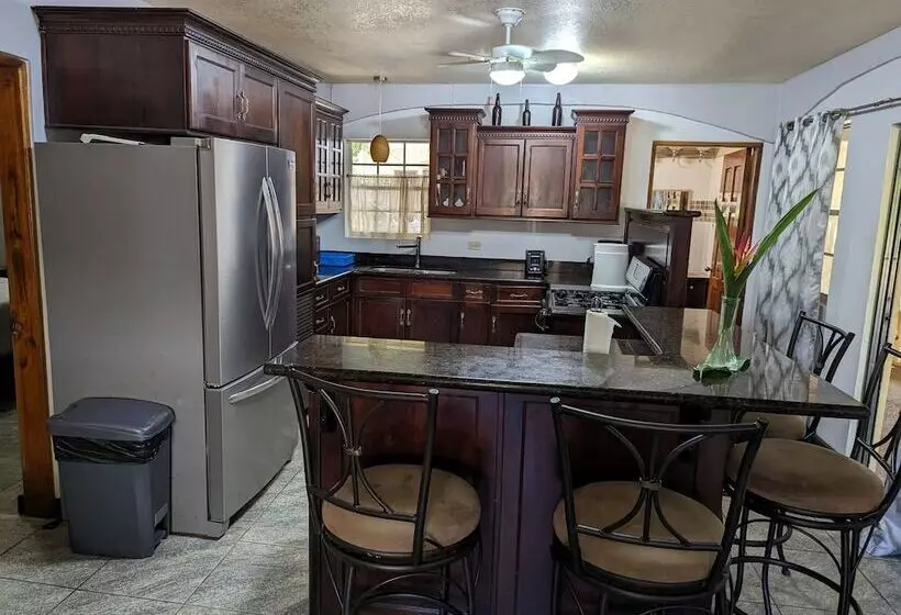 Hotelli Caribbean Shores Bed & Breakfast