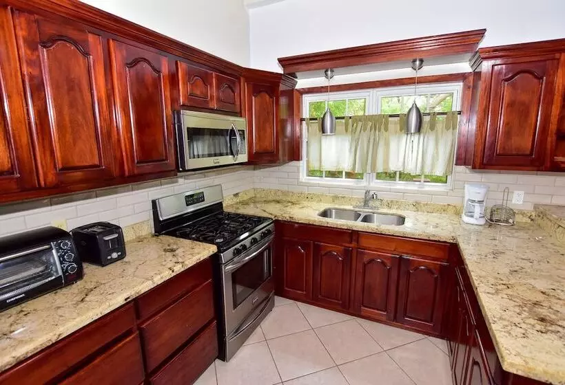 Hotelli Caribbean Shores Bed & Breakfast