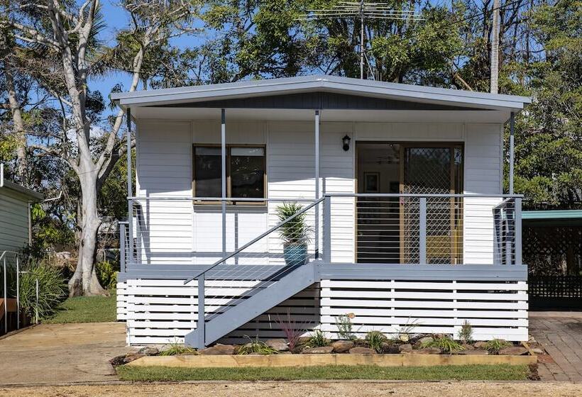 בית מלון כפרי Flynns Beach Caravan Park