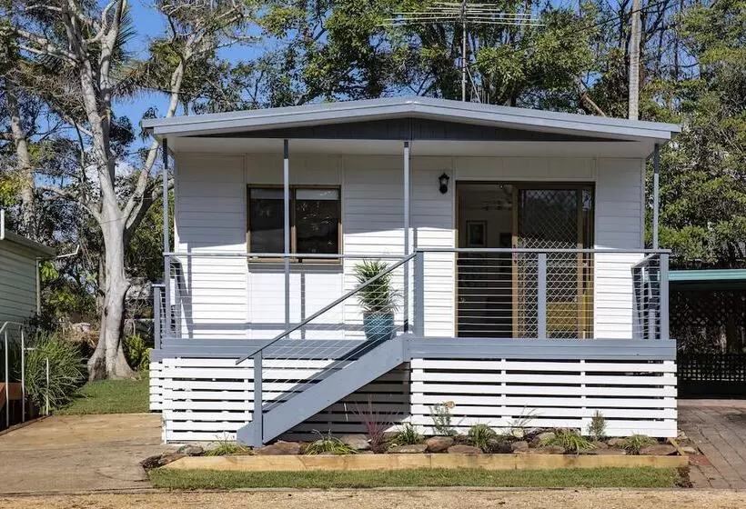 Hotelli Flynns Beach Caravan Park