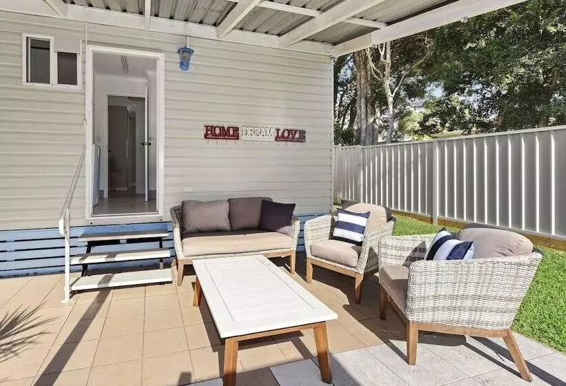 Hotelli Flynns Beach Caravan Park