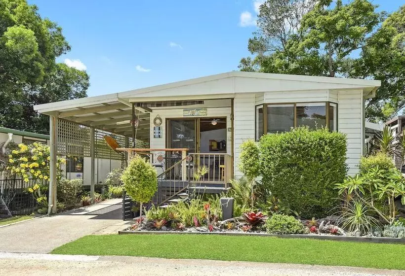 Hotelli Flynns Beach Caravan Park