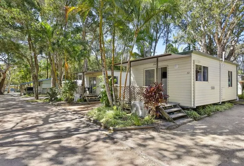 Hotelli Flynns Beach Caravan Park