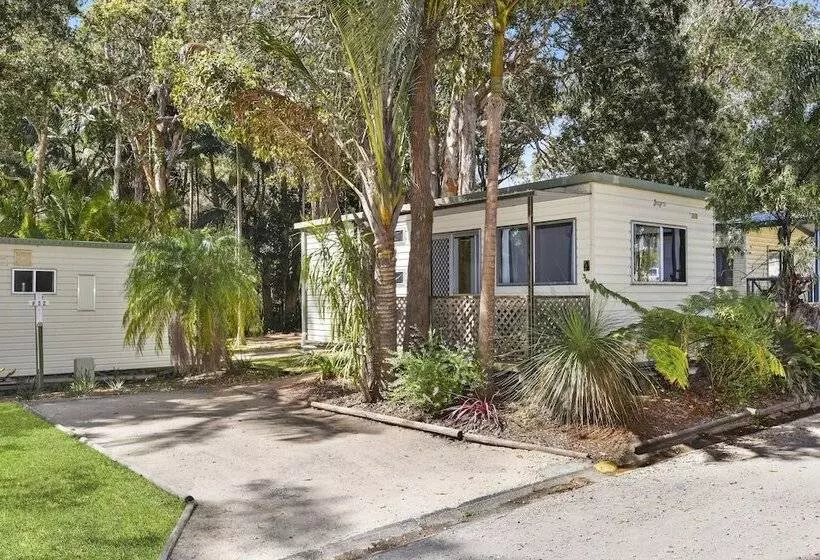 Hotelli Flynns Beach Caravan Park