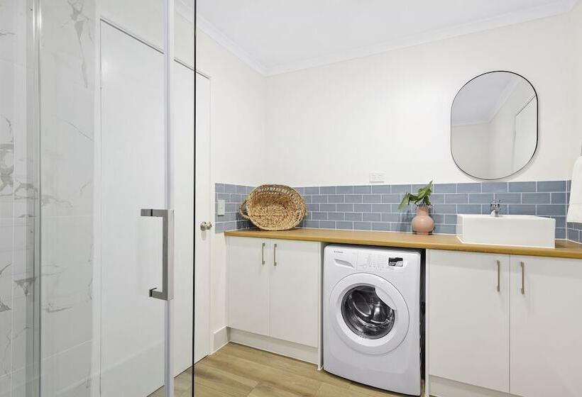 בית מלון כפרי Flynns Beach Caravan Park