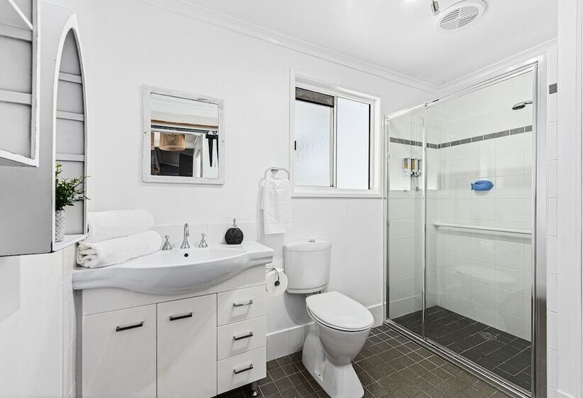 בית מלון כפרי Flynns Beach Caravan Park