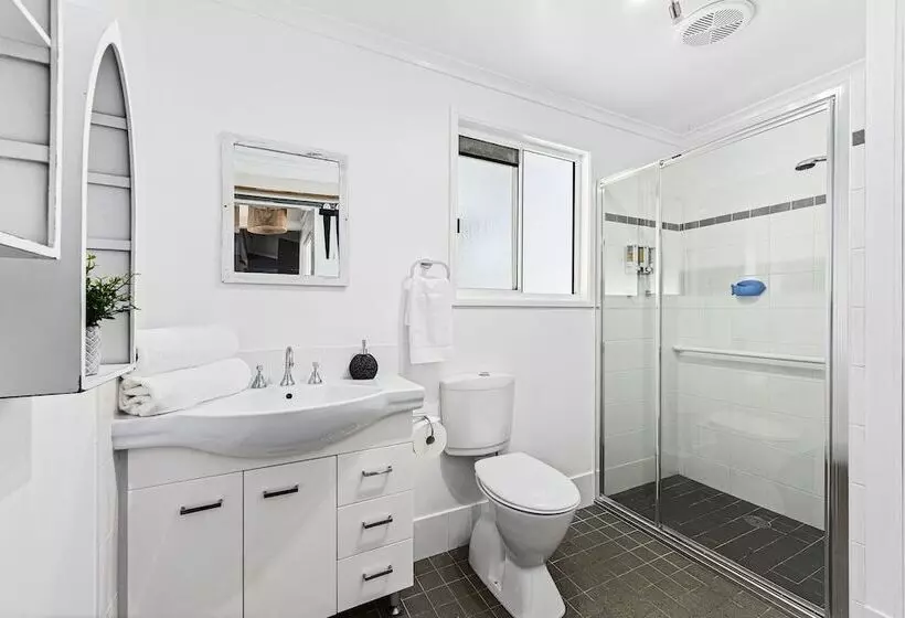 Hotelli Flynns Beach Caravan Park
