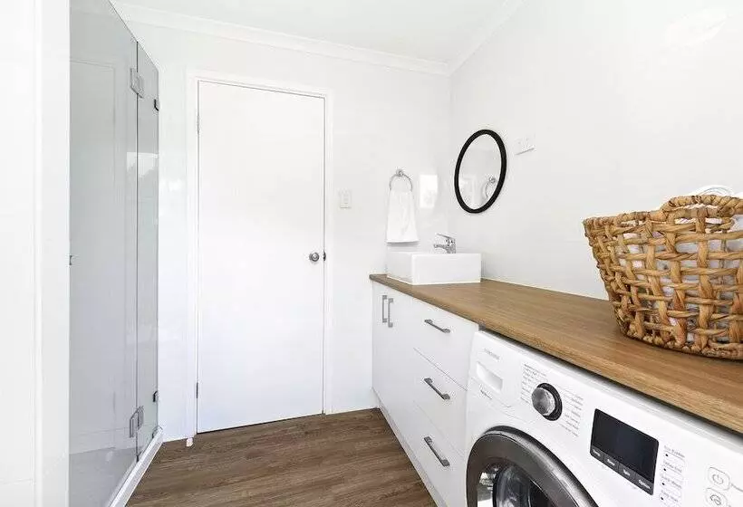 Hotelli Flynns Beach Caravan Park