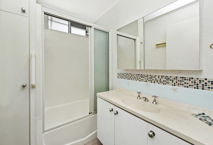 בית מלון כפרי Flynns Beach Caravan Park