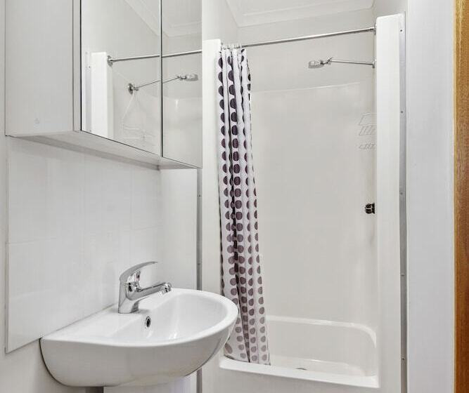 בית מלון כפרי Flynns Beach Caravan Park