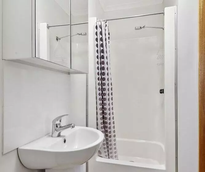 Hotelli Flynns Beach Caravan Park