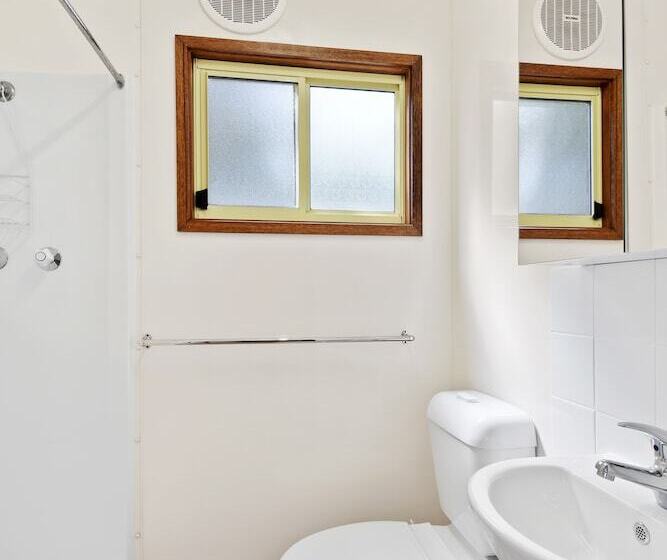 בית מלון כפרי Flynns Beach Caravan Park