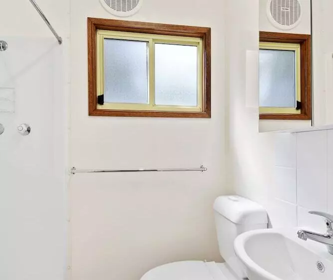 Hotelli Flynns Beach Caravan Park