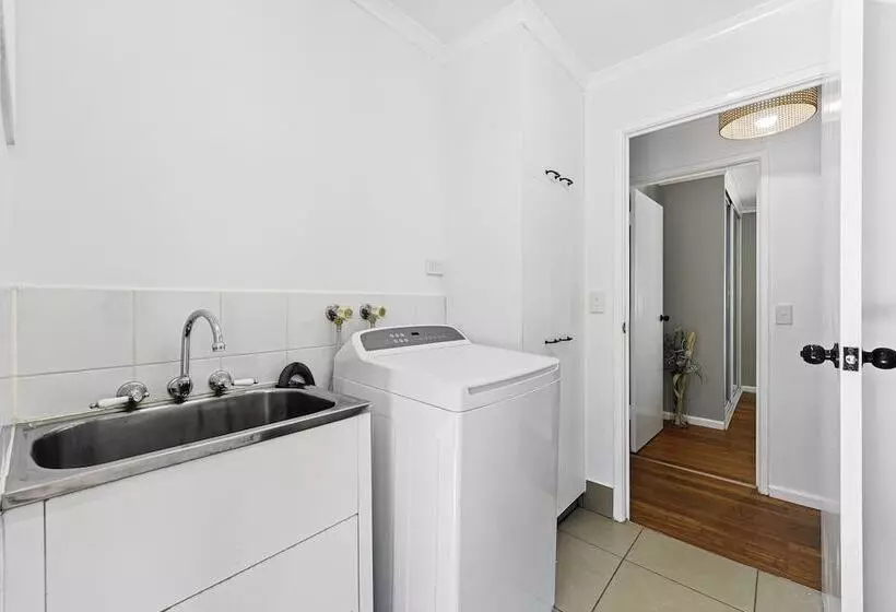 Hotelli Flynns Beach Caravan Park