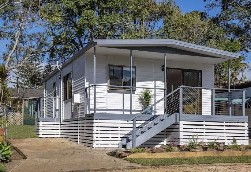 Hotelli Flynns Beach Caravan Park