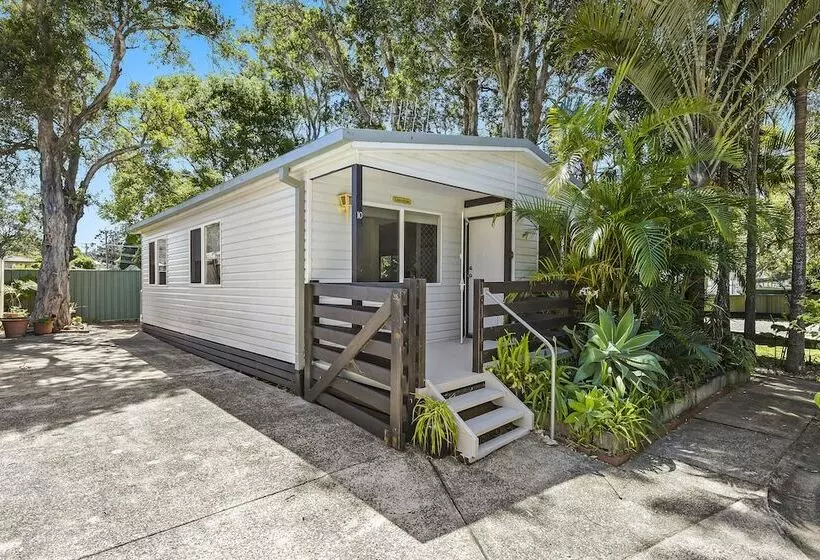 Hotelli Flynns Beach Caravan Park