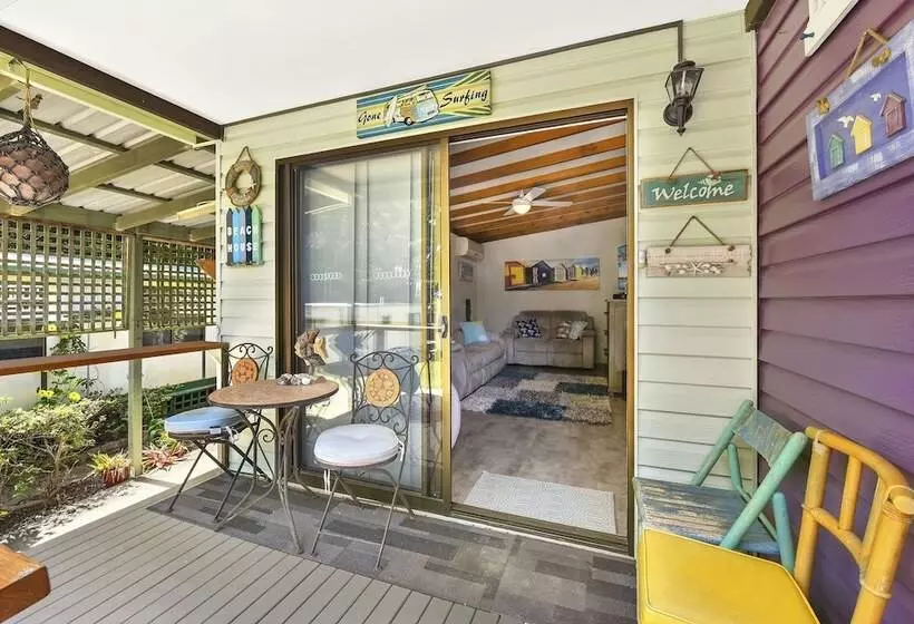 Hotelli Flynns Beach Caravan Park