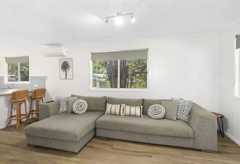 Hotelli Flynns Beach Caravan Park