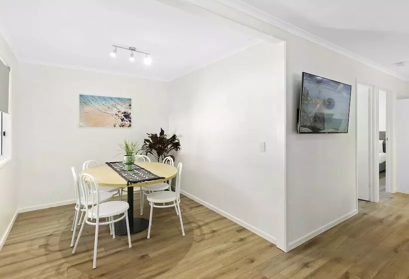 Hotelli Flynns Beach Caravan Park